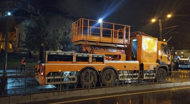 Tramvay hattının katener teli koptu, seferler durdu Tramvay hattının katener teli koptu, seferler durdu
