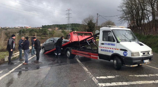 Ümraniye'de iki araç kafa kafaya çarpıştı: 2 yaralı