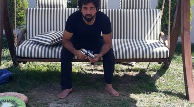 Yakalandığı evde iki arkadaşını rehin almış Yakalandığı evde iki arkadaşını rehin almış