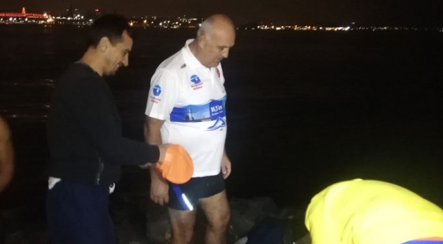 Yeni yılı Sarayburnu&#039;nda buz gibi havada denize girerek kutladılar