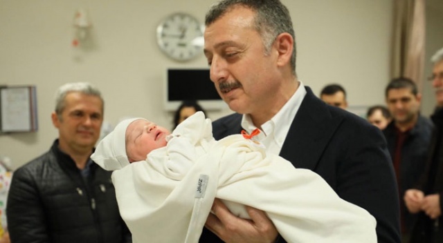Yeni yılın ilk bebeğinin kulağına belediye başkanı ezan okudu Yeni yılın ilk bebeğinin kulağına belediye başkanı ezan okudu