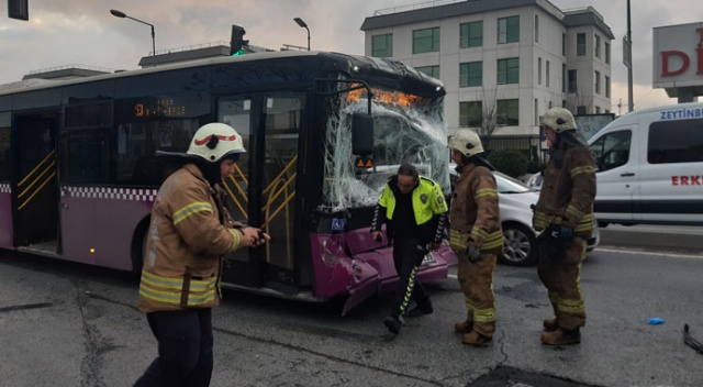 Zeytinburnu&#039;nda durakta otobüs bir başka otobüse çarptı: 15 yaralı