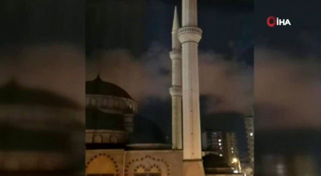 110 kilometre hızla esen rüzgar minareleri salladı