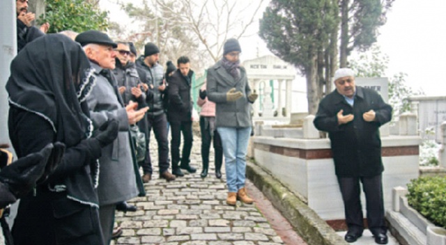 Ahmet Kabaklı mezarı başında dualarla anıldı Ahmet Kabaklı mezarı başında dualarla anıldı