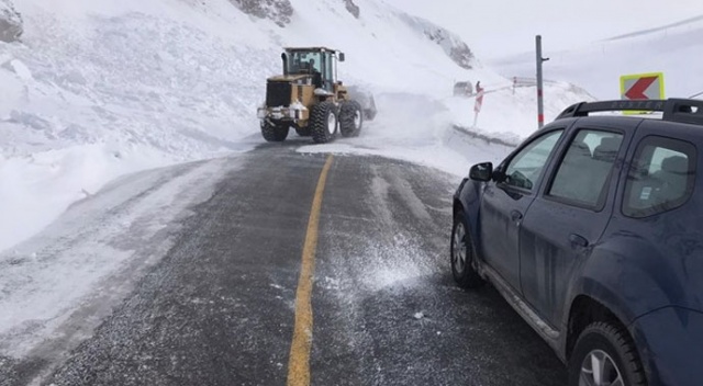 Artvin-Ardahan kara yolu Sahara Geçidi'nde çığ düştü