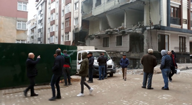 Bahçelievler'de yıkılan binada güvenlik önlemleri alındı Bahçelievler'de yıkılan binada güvenlik önlemleri alındı