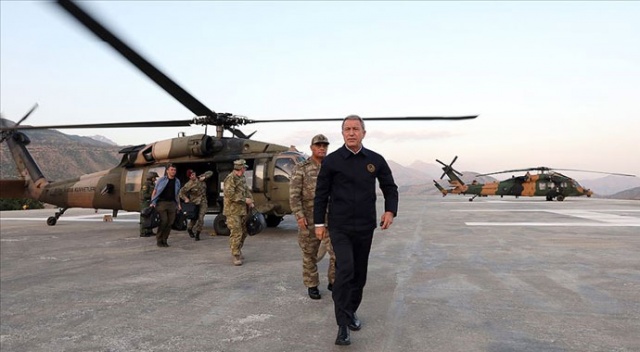 Bakan Akar ve TSK&#039;nın komuta kademesi Suriye sınırında