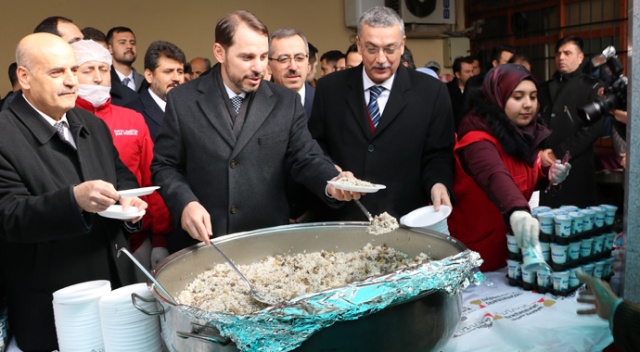 Bakan Albayrak etli pilav dağıttı Bakan Albayrak etli pilav dağıttı