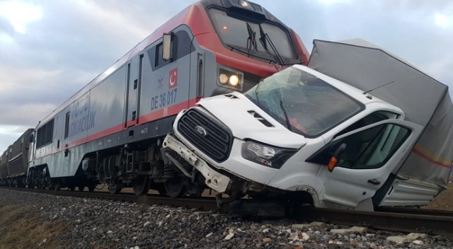 Bariyerleri kırıp geçmeye çalışan kamyonete tren çarptı Bariyerleri kırıp geçmeye çalışan kamyonete tren çarptı