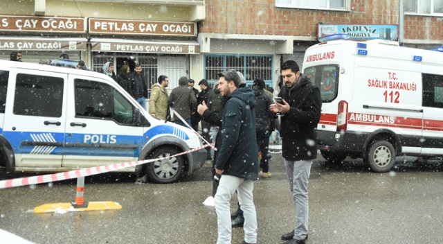 Başına 7 mermi isabet alan adam olay yerinde hayatını kaybetti Başına 7 mermi isabet alan adam olay yerinde hayatını kaybetti