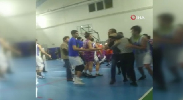 Basketbol maçında hakemlere tekmeli yumruklu saldırı! Basketbol maçında hakemlere tekmeli yumruklu saldırı!