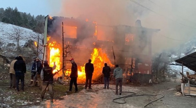 Bolu’da, 2 katlı ev alev alev yandı: 1 ölü, 4 yaralı Bolu’da, 2 katlı ev alev alev yandı: 1 ölü, 4 yaralı