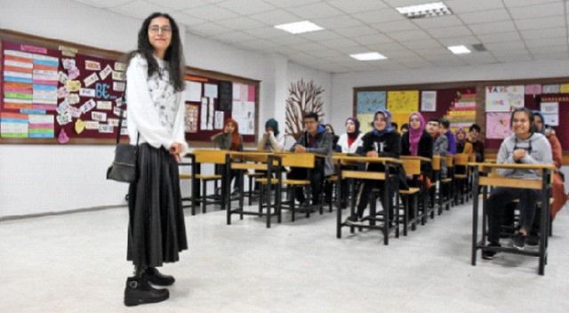 Buket öğretmen protez bacakla okuluna kavuştu