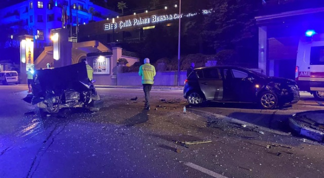 Bursa'da iki araç çarpıştı: 3 yaralı