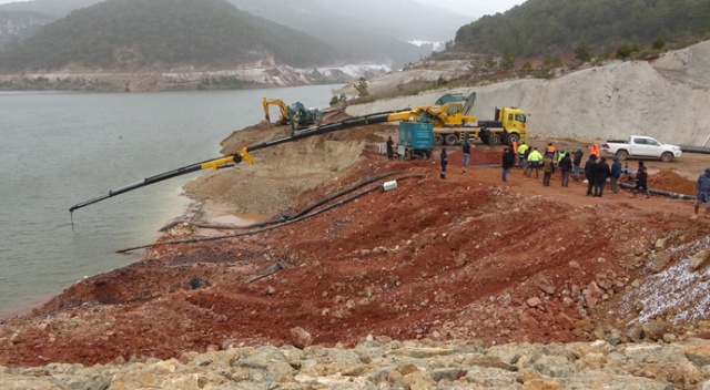 Çatlak oluşan barajda su tahliye çalışmaları devam ediyor Çatlak oluşan barajda su tahliye çalışmaları devam ediyor