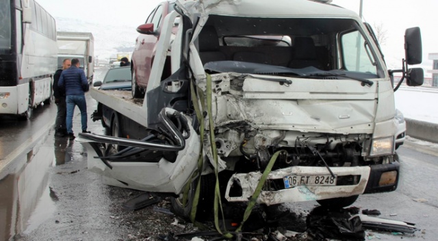 Çekici ile halk otobüsü çarpıştı: 6 yaralı Çekici ile halk otobüsü çarpıştı: 6 yaralı