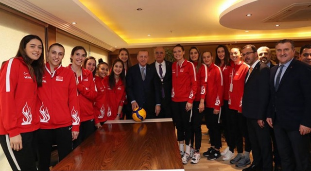 Cumhurbaşkanı Erdoğan, A Milli Kadın Voleybol Takımı oyuncularıyla bir araya geldi Cumhurbaşkanı Erdoğan, A Milli Kadın Voleybol Takımı oyuncularıyla bir araya geldi