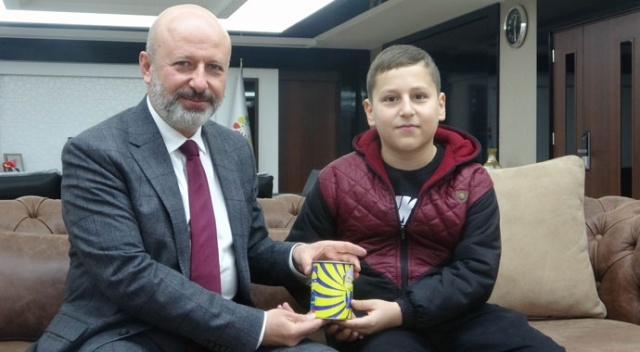 Cumhurbaşkanı'nın gözyaşlarından etkilendi, kumbarasındaki paraları depremzedelere bağışladı Cumhurbaşkanı'nın gözyaşlarından etkilendi, kumbarasındaki paraları depremzedelere bağışladı