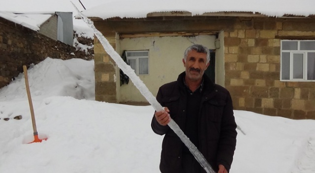 Dağ köylerindeki buz sarkıtları insan boyunu geçti