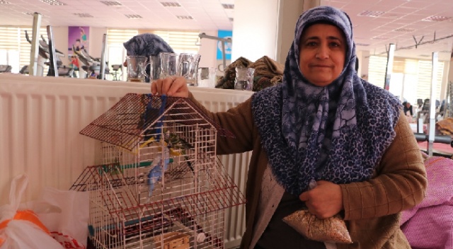 Depremde evindeki her şeyi bıraktı, kuşlarını kurtardı