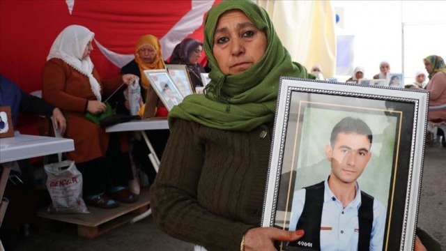 Diyarbakır annelerinin oturma eylemine bir aile daha katıldı Diyarbakır annelerinin oturma eylemine bir aile daha katıldı
