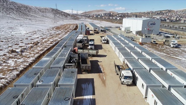 Elazığ'da depremzedelerin yaraları sarılıyor Elazığ'da depremzedelerin yaraları sarılıyor