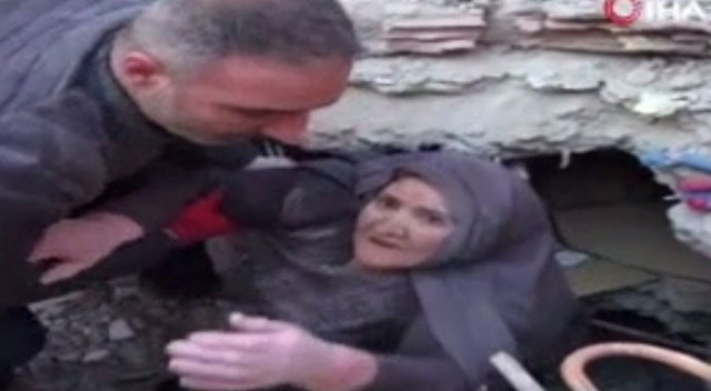 Enkazdan 17 saat sonra kurtarılan depremin simgesi Hatun teyze, o anları anlattı Enkazdan 17 saat sonra kurtarılan depremin simgesi Hatun teyze, o anları anlattı