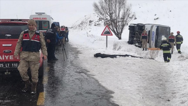 Erzurum'da yolcu midibüsü devrildi: 1 ölü, 12 yaralı Erzurum'da yolcu midibüsü devrildi: 1 ölü, 12 yaralı