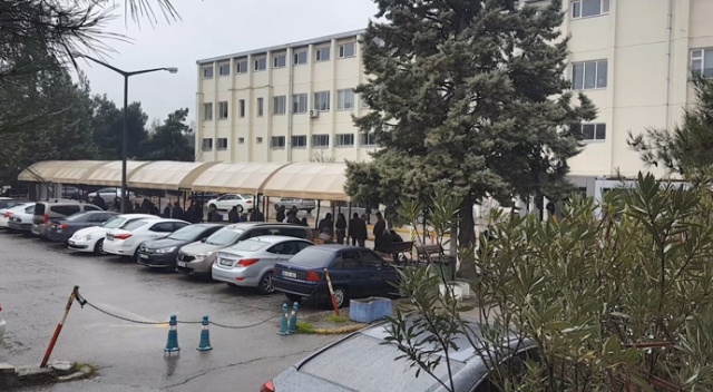 Eşi tarafından otomobilden atıldığı iddia edilen kadın ölüm kalım mücadelesi veriyor Eşi tarafından otomobilden atıldığı iddia edilen kadın ölüm kalım mücadelesi veriyor