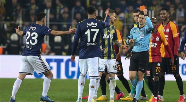 Fenerbahçe-Galatasaray derbilerine kartlar damga vuruyor Fenerbahçe-Galatasaray derbilerine kartlar damga vuruyor
