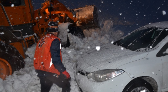 Hakkari’de çığ nedeniyle mahsur kalan 11 kişi kurtarıldı