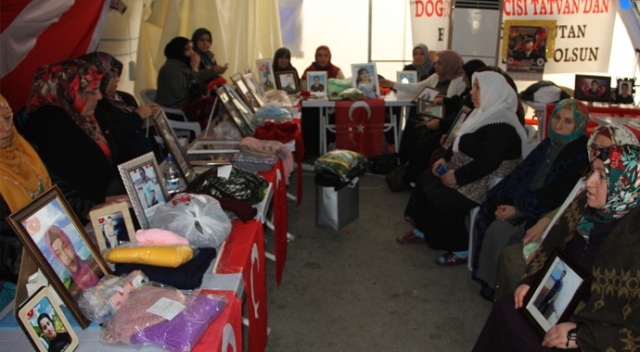 HDP önündeki ailelerin evlat nöbeti 161’inci gününde HDP önündeki ailelerin evlat nöbeti 161’inci gününde