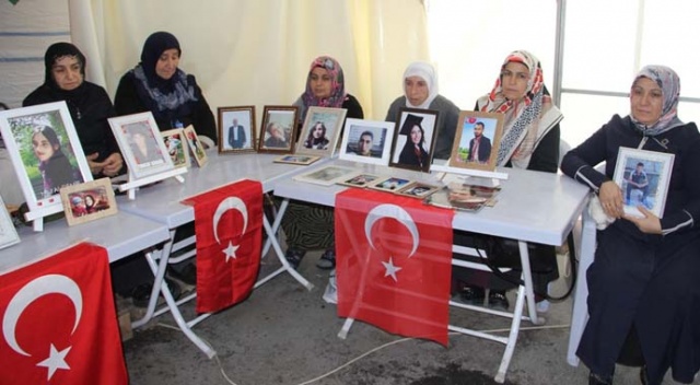 HDP önündeki ailelerin evlat nöbeti 172’nci gününde HDP önündeki ailelerin evlat nöbeti 172’nci gününde