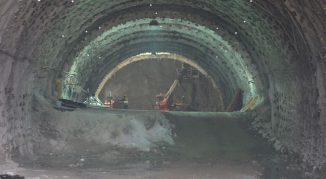 Her gün dağı 2 metre deliyorlar
