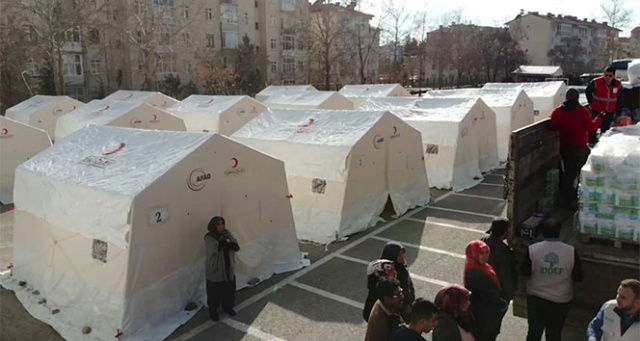 İDDEF, Elazığ'daki depremzedeleri yalnız bırakmadı