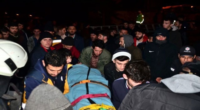 Irmağa atlayan kızını kurtarmak isteyen baba, akıntıda kayboldu Irmağa atlayan kızını kurtarmak isteyen baba, akıntıda kayboldu