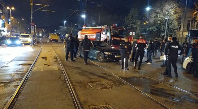 İstanbul'da, itfaiye aracı ile otomobilin çarpışması sonucu bir kişi yaralandı İstanbul'da, itfaiye aracı ile otomobilin çarpışması sonucu bir kişi yaralandı