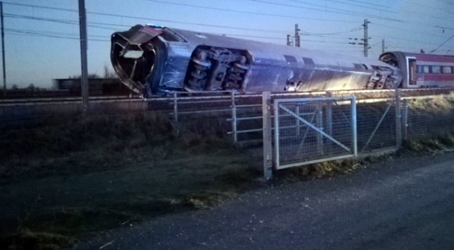 İtalya’da tren raydan çıktı: 2 ölü, 30 yaralı