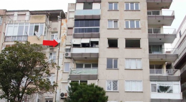 İzmir'de yan yatan bina boşaltıldı İzmir'de yan yatan bina boşaltıldı