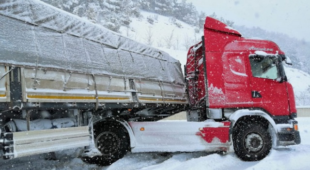 Karda kayan tır, yolu ulaşıma kapattı