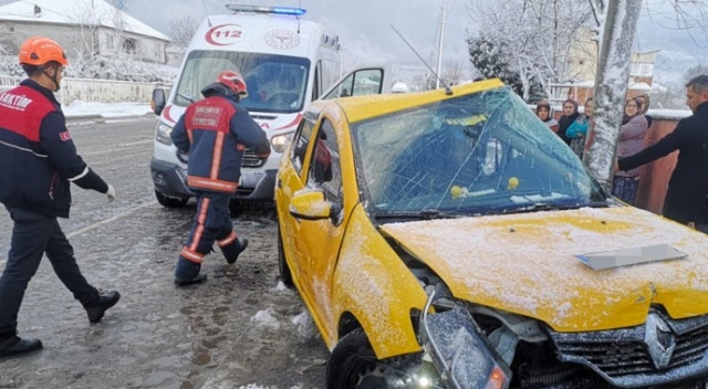 Kontrolü kaybeden ticari taksi direğe çarptı: 4 yaralı
