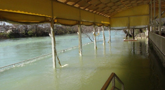 Manavgat ırmağında su seviyesi yükseldi, tesisler su altında kaldı Manavgat ırmağında su seviyesi yükseldi, tesisler su altında kaldı