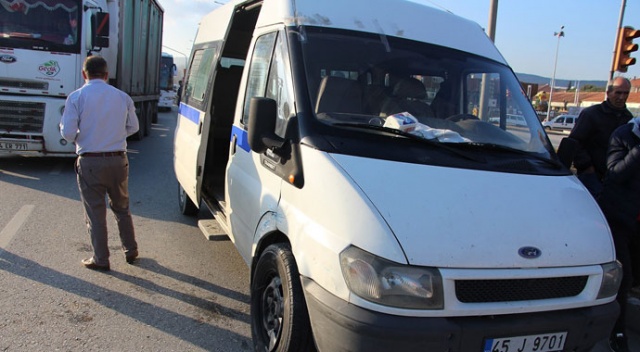 Manisa'da işçi servisi otomobille çarpıştı: 1 yaralı Manisa'da işçi servisi otomobille çarpıştı: 1 yaralı