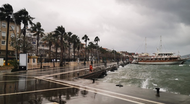 Marmaris&#039;te fırtına hayatı olumsuz etkiledi