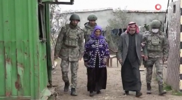 Mehmetçik’ten şefkat eli Mehmetçik’ten şefkat eli