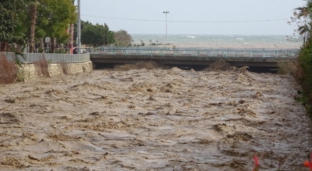 Mersin'de sel gelen derenin seviyesi kritik seviyeye ulaştı