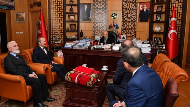 MHP'ye geçen Ereğli Belediye Başkanı Oprukçu'ya rozetini Bahçeli taktı MHP'ye geçen Ereğli Belediye Başkanı Oprukçu'ya rozetini Bahçeli taktı