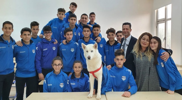 Müdürün internetten sahiplendiği köpek okullu oldu Müdürün internetten sahiplendiği köpek okullu oldu