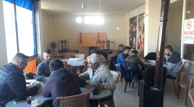 Okey takozuyla camı kırdı, 5 bin TL'yi alıp yere yağ döktükten sonra kaçtı Okey takozuyla camı kırdı, 5 bin TL'yi alıp yere yağ döktükten sonra kaçtı