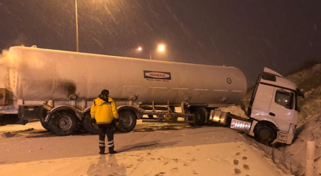 Oksijen yüklü tanker kaza yaptı Oksijen yüklü tanker kaza yaptı